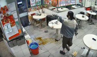 有片-上水牛雜店持刀襲警天眼曝光-內地女狂砍警員從後制服