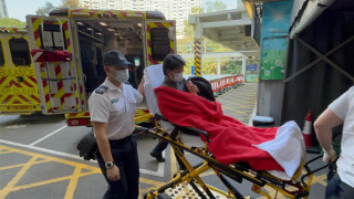 紅磡工廈外牆石屎剝落-擊傷女途人砸毀私家車