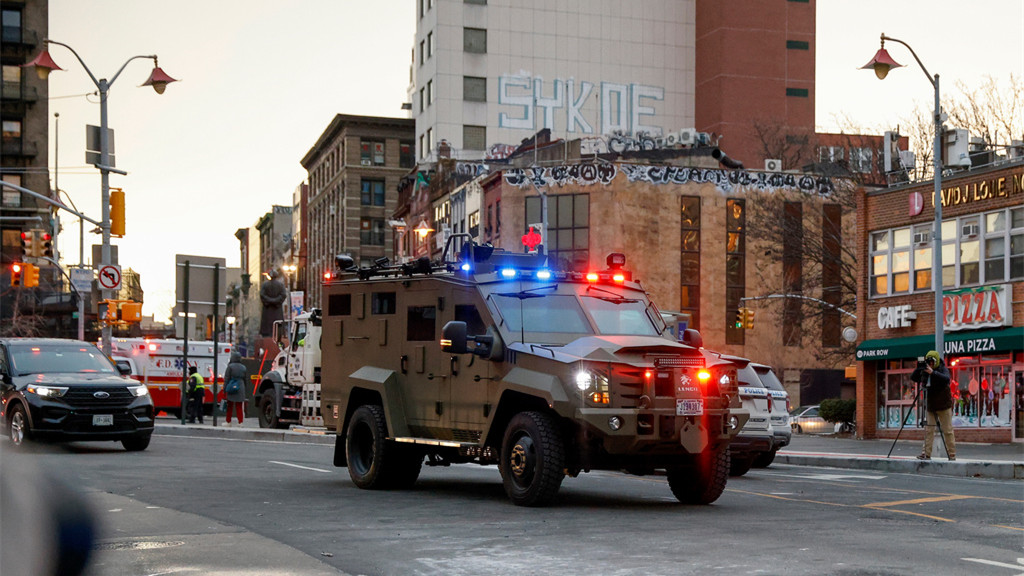 委內瑞拉突襲∙有片｜馬杜羅由裝甲車押送至紐約法院　就毒品恐怖主義等罪首次提堂