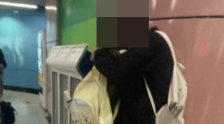 熱話-有目擊者把港鐵站內男女中學生當眾親熱行為拍片公審-網民-多管閒事