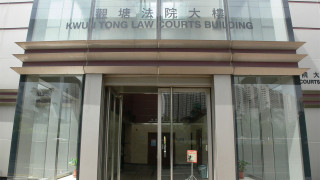 保安員稱不想讓兒子失望涉搖夾公仔機取公仔-認偷竊罰款4000元