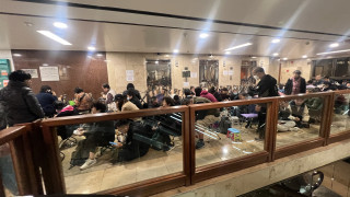 粵車南下--吸牌-排隊黨通宵霸位-壟斷名額日賺25萬元