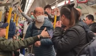 爭位施襲-29歲女子港鐵車廂遭老翁揮拳襲擊-涉案72歲男今午自首