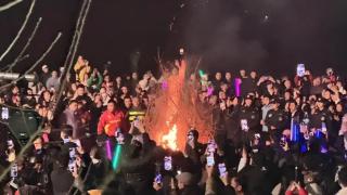 重慶女孩網絡搵人幫手劏豬引爆網絡-逾萬人次到場圍觀賬號粉絲暴漲百萬