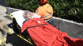 西灣河東熹苑單位冒煙-消防破門救出男住戶約150人疏散