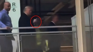 有片-特朗普被罵-戀童癖保護者-爆粗豎中指回擊-白宮辯護-適當行為