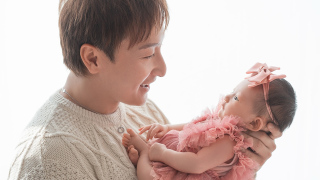 方力申陪坐月父愛爆棚-曬赤裸抱B短片學做新手爸爸-氹太太葉萱生夠4個