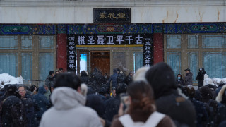 棋聖-聶衛平遺體告別儀式八寶山舉行-大批棋迷冒雪肅立送別