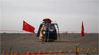 以無人模式自主返回地球-神舟二十號飛船返回艙在東風著陸場成功著陸