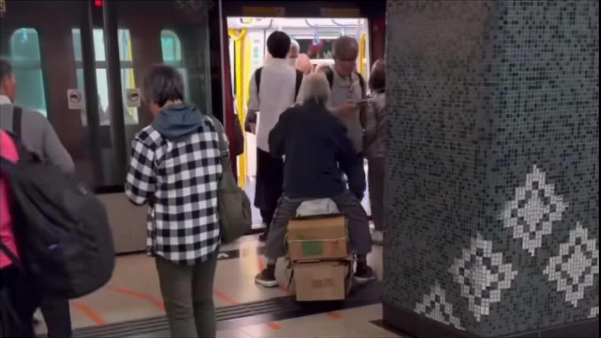 有片｜屯馬綫驚現「銀髮騎士」疑紙皮包電動車　有網民稱男子為「慣犯」