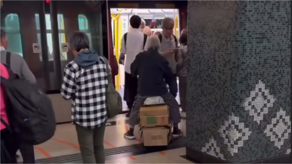 有片-屯馬綫驚現-銀髮騎士-疑紙皮包電動車-有網民稱男子為-慣犯