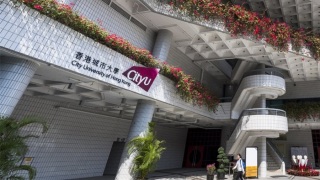 熱話-城大逾10走堂學生被罰企一小時-校方-學生自己選擇站立觀察