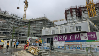 東涌地盤男工疑不慎踏空-遭鐵枝插穿大腿臀部