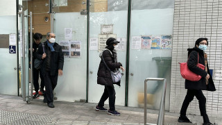 尖沙咀酒店命案-親友到殮房認屍-離開時神情黯然