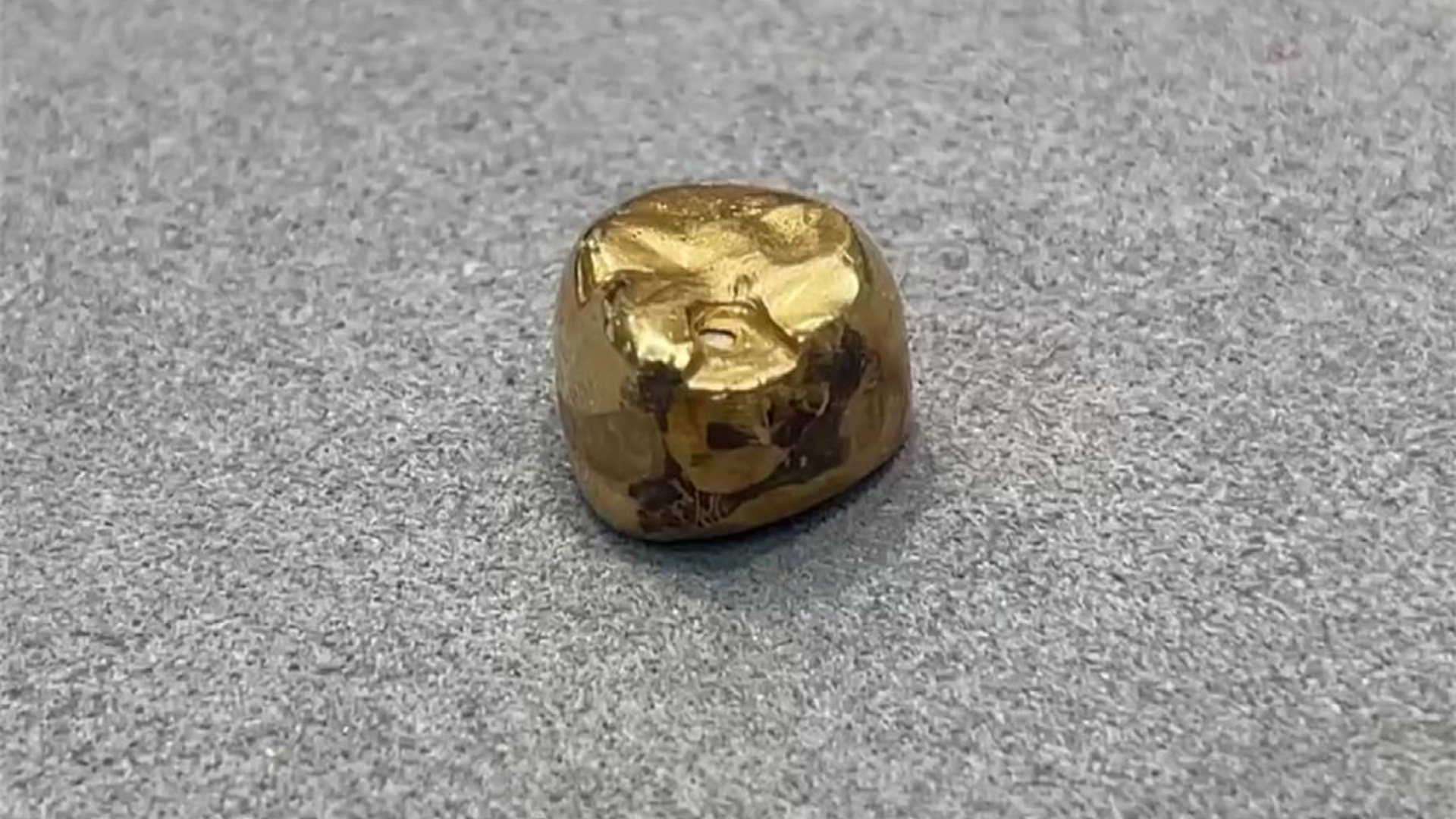 金價急升台灣高雄有男子竟拔金牙出售