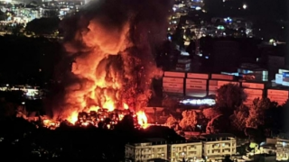 天水圍一貨倉深夜起火現場濃煙滾滾-約190人安全疏散無傷亡