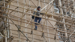 薄扶林碧瑤灣有工人爬上棚架追討欠薪-稱總金額涉及數百萬元