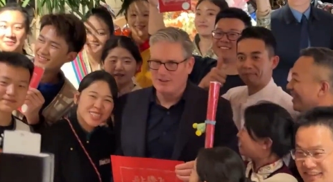 有片｜施紀賢抵京首頓打卡雲南菜　收下「馬上騰飛」新春祝福並用中文道謝