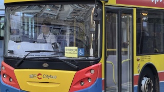 安全帶新例-陳婉嫻-若為乘客安全考慮-應探討不容許企位甚至取締雙層巴士