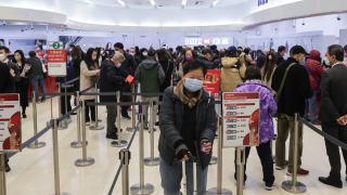 馬年利是-銀行今起開放兌換新鈔-有市民在分行一早大排長龍