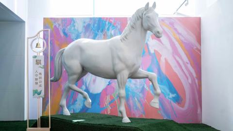 奔騰駿馬躍出畫布-海港城馬年新春呈獻藝術家黃家樂雙重藝術項目