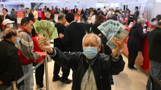 馬年利是-銀行今起開放兌換新鈔-有市民在分行一早大排長龍