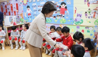 宏福苑五級火-蔡若蓮探訪受火災影響3所幼稚園-指校園生活已重回正軌