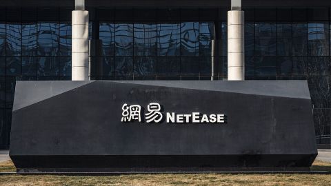 業績速遞-網易上季經調整純利跌近27