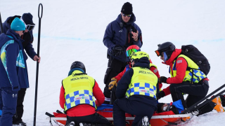 米蘭冬奧-中國選手劉佳宇比賽時重摔落地緊急送醫-額頭處縫一針