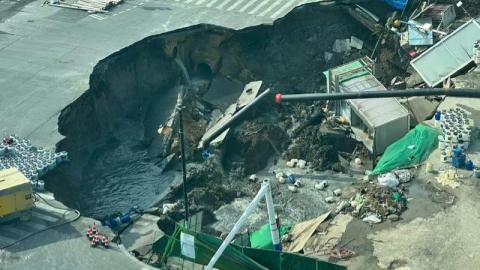 有片-上海嘉閔線施工區路面塌陷現驚天大坑-前一天發生局部滲漏