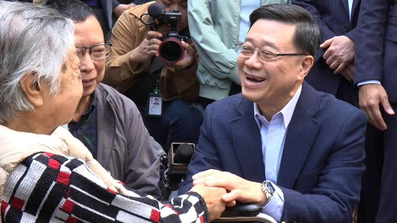 有片｜李家超歲晚落區　蹲下與長者交流　探望宏福苑居民