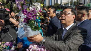李家超下午逛觀塘年宵選購銀柳蘭花-向市民送上新春祝福