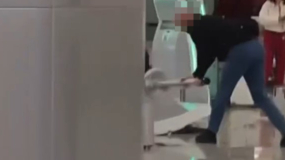 有片｜外籍男子大鬧機場破壞智能登記櫃檯 涉刑事毀壞及藏毒被捕