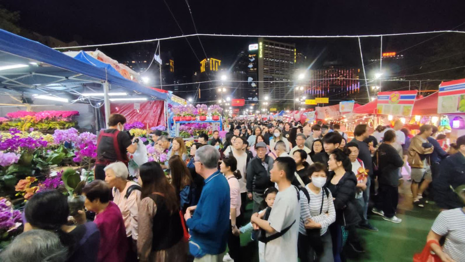 農曆新年-維園花市入夜現人潮-攤檔紛減價促銷