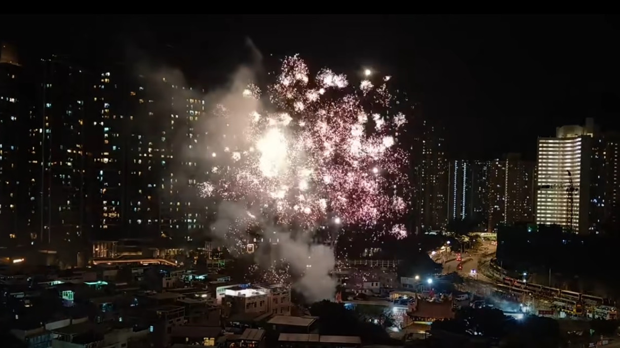 有片｜多區有人放煙花賀年　火光照亮屯門夜空