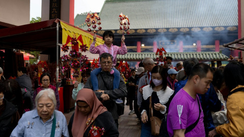 農曆新年｜車公廟人頭湧湧　善信轉風車打天鼓盼馬年順遂