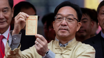 農曆新年-劉業強為香港求得22籤中籤-指寓意做事要創新