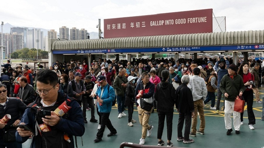農曆新年-沙田馬場舉行賀歲賽馬日-有市民趁馬年入場-行大運