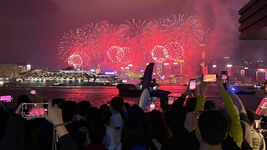 有片‧農曆新年｜逾36萬人維港兩岸觀賞煙花匯演　李家超：磅礡氣勢寓意馬年旗開得勝