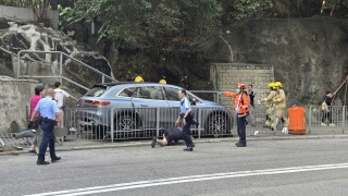 香港仔私家車剷上行人路三傷-女子一度被困車底