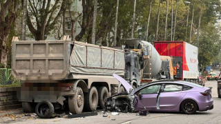 大埔Tesla攔腰撞泥頭車-司機棄車逃去