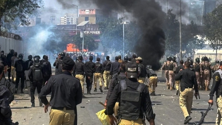 有片·伊朗局勢｜巴基斯坦多地抗議者衝擊美領館　至少造成22人死亡