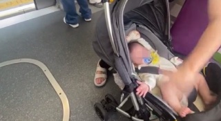 熱話-男子在輕鐵上用力拍打嬰兒-目擊者-天恒打到天瑞打到啪啪聲