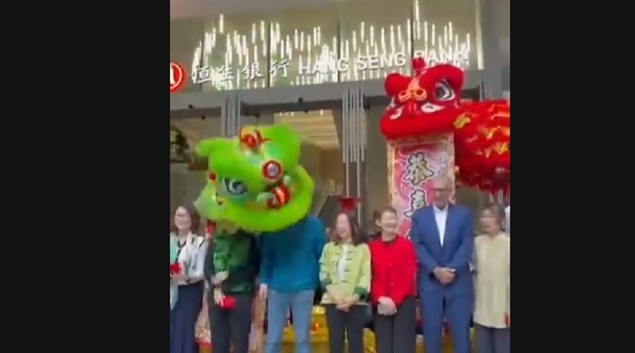 有片｜恒生中環總行舞獅現「蝦碌」醒獅腳軟獅頭擊中女高層　網民：「出獅不利」