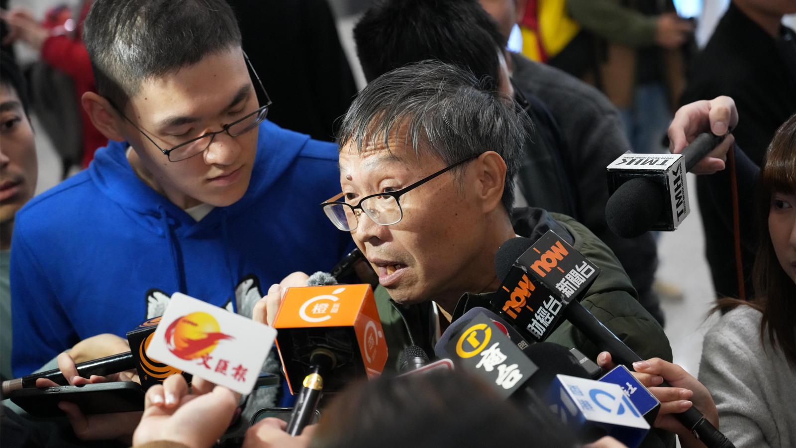 有片｜迪拜航班晚上順利抵港　接機家屬：放下心頭大石