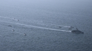 伊朗局勢-伊朗稱用導彈擊中美國驅逐艦及油輪-甲板燃起大火