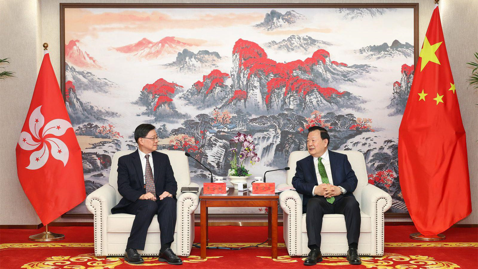 全國兩會｜李家超：感謝夏寶龍肯定特區政府工作　香港會抓緊「十五五」機遇提速發展