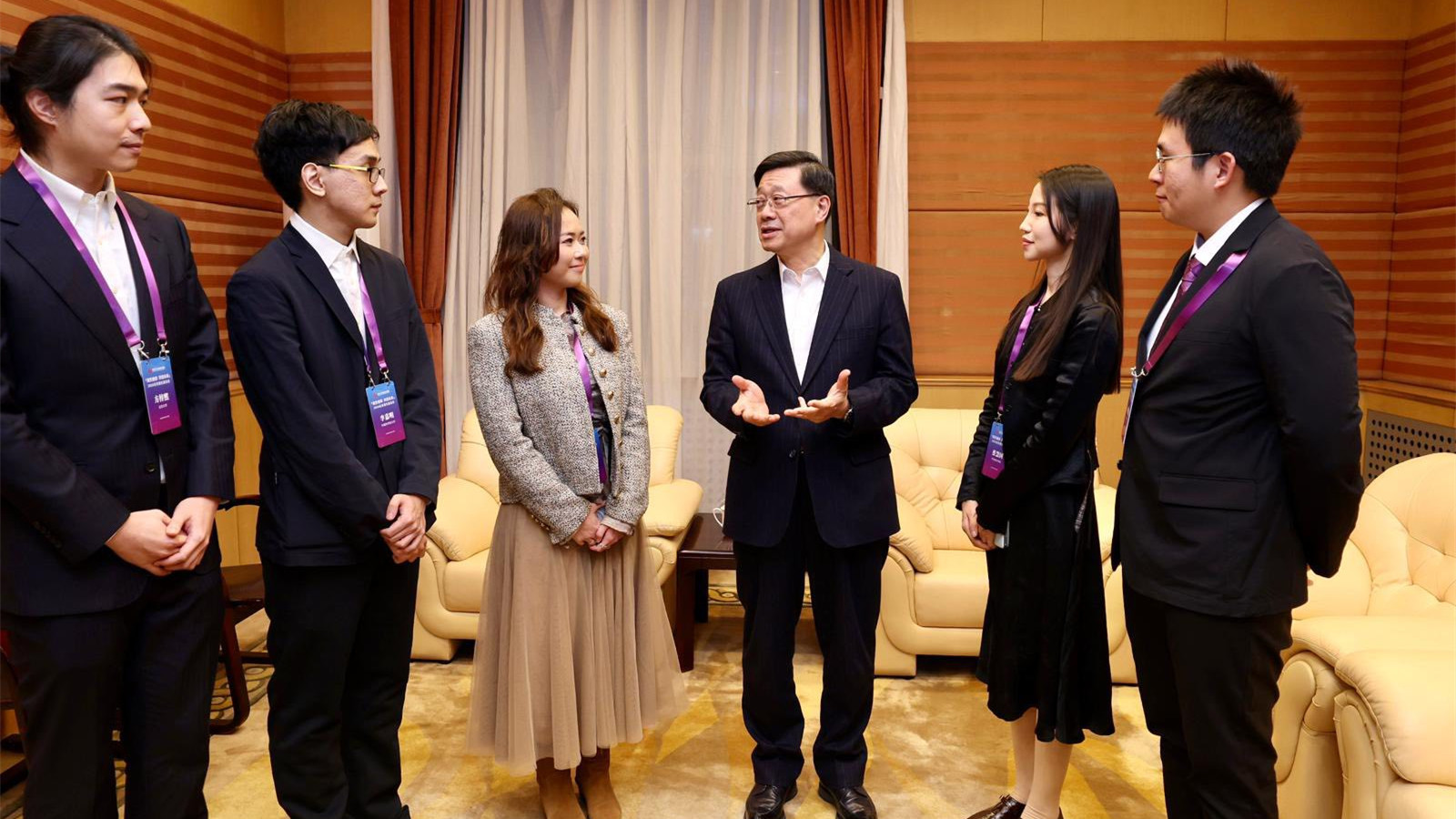 全國兩會｜李家超與在京港生交流　鼓勵為國家發展多做貢獻