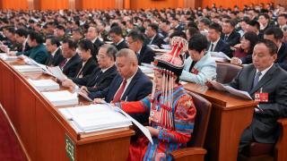 全國兩會-政府工作報告-安排2500億元國債支持消費品以舊換新-優化入境消費環境