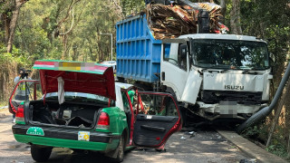 粉錦公路綠的迎頭撼16噸夾斗車-的士司機及女乘客傷重不治